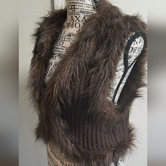 Large Decree faux fur vest - Picture 5 of 8